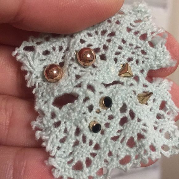 3 pair of earrings - Picture 2 of 2